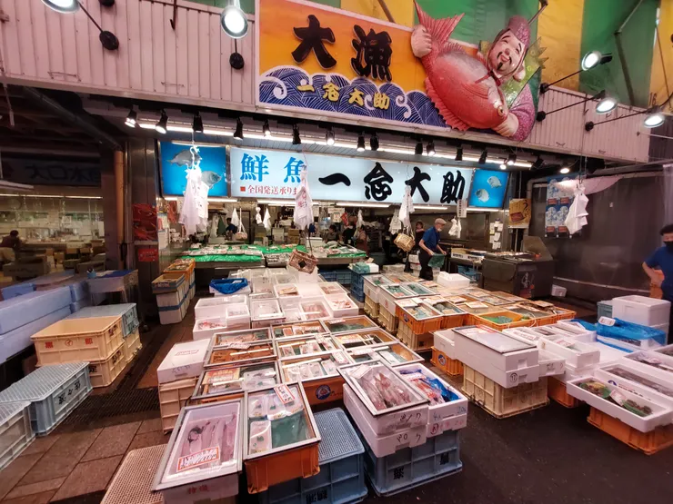 近江町市場隨便一間商店，都是滿滿的海鮮