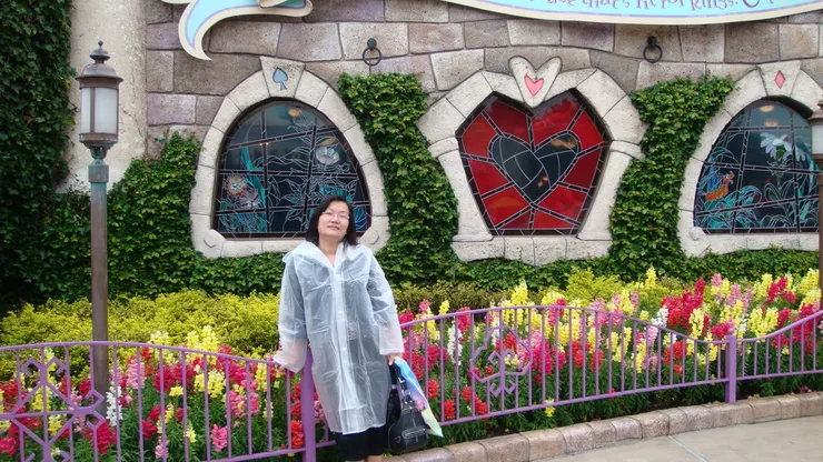 2008東京迪士尼,下雨天陪女兒排隊很累的媽媽