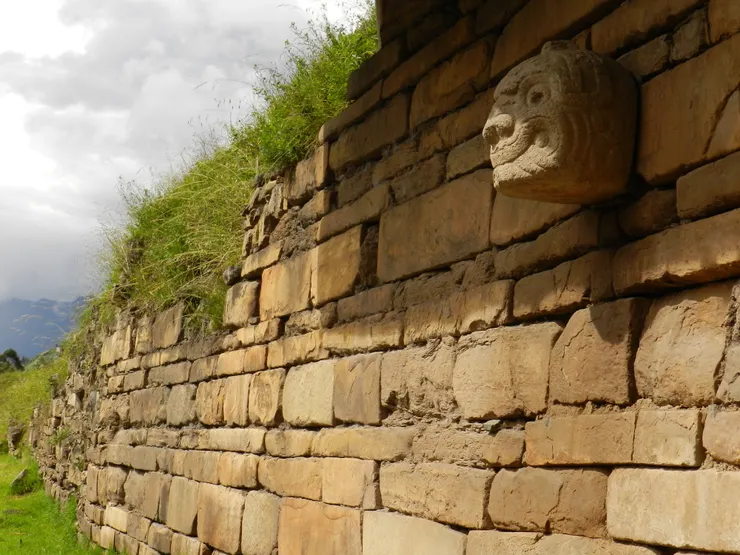城牆上的半人半貓科形象的石榫頭
