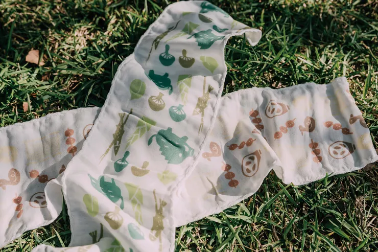 ▲嘉年華闖關贈品，飲食文化毛巾，綠色是原民意象、咖啡色是客家意象。