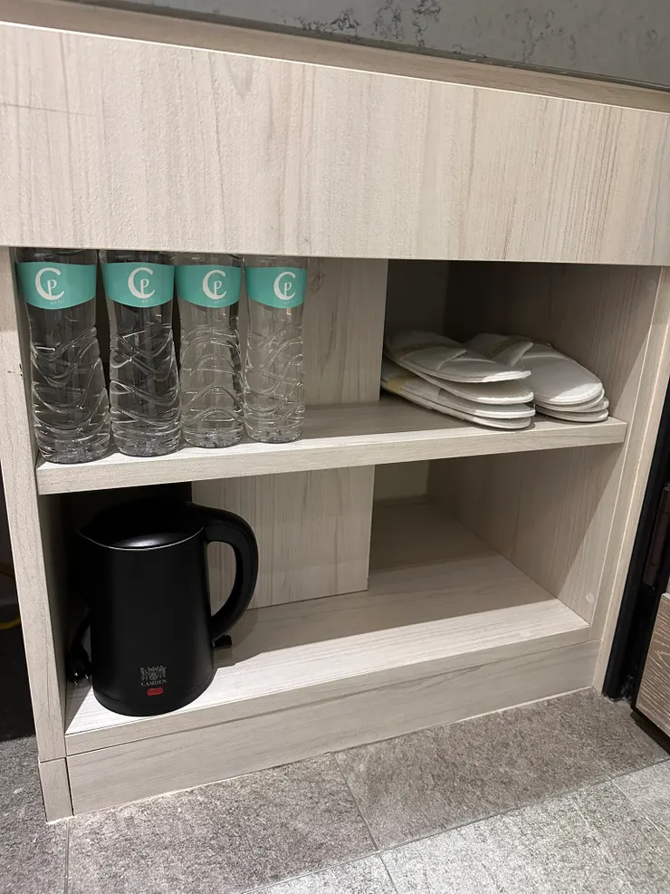 礦泉水、拖鞋、熱水壺