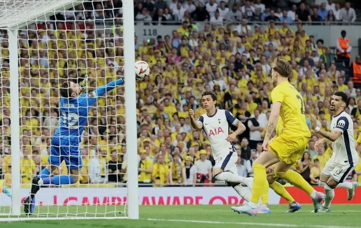 班倫莊臣開賽不足一分鐘頭槌建功助熱刺領先1:0