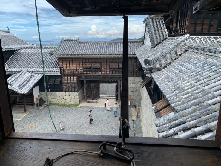 又是一扇能「看到」門口的窗戶。