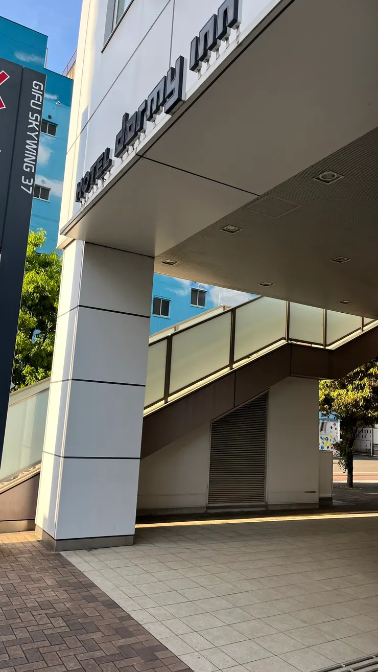 入口感覺有一些年代，但不會很舊。