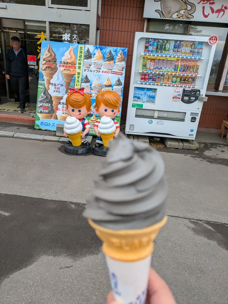 大小沼公園必吃墨魚霜淇淋,濃郁好吃