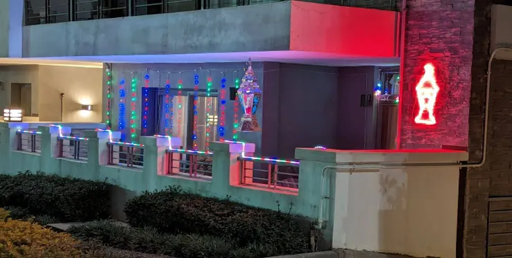 乍看很有夜店風格的齋戒月裝飾燈(筆者自攝)