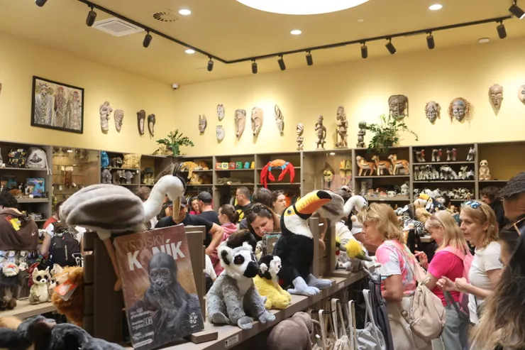 沿路上看到買個小朋友手裡都從紀念品抱走一隻娃娃