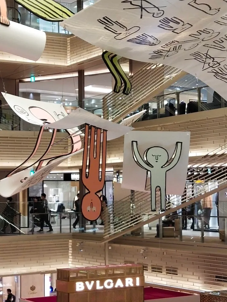 紙人創作讓商場中庭更加熱鬧