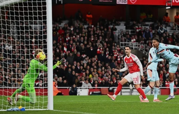 梅連奴頭槌破網助阿仙奴領先1:0