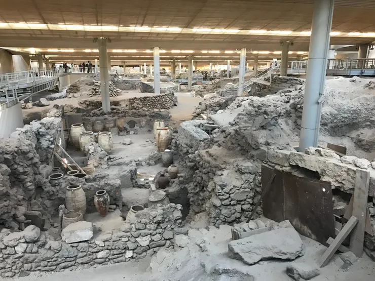 阿克羅蒂里是愛琴青銅時代一個極重要的遺址，位於希臘聖托里尼島（Thera）南部。它因為公元前 16 世紀的聖托里尼火山大噴發而被火山灰掩埋，保存下來的狀況類似義大利的龐貝城，因此常被稱為「愛琴海的龐貝」。