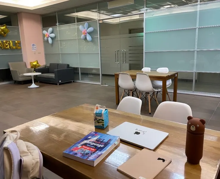 在study room讀書(可以自己開冷氣)