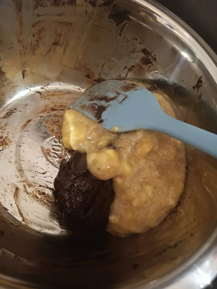 香蕉泥加入巧克力一起混合
