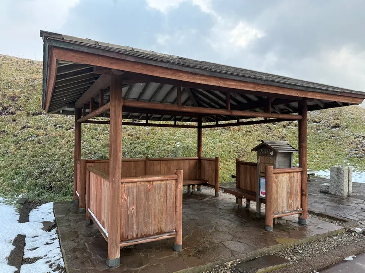 續百名城的蓋章處(志苔館あずまや)。