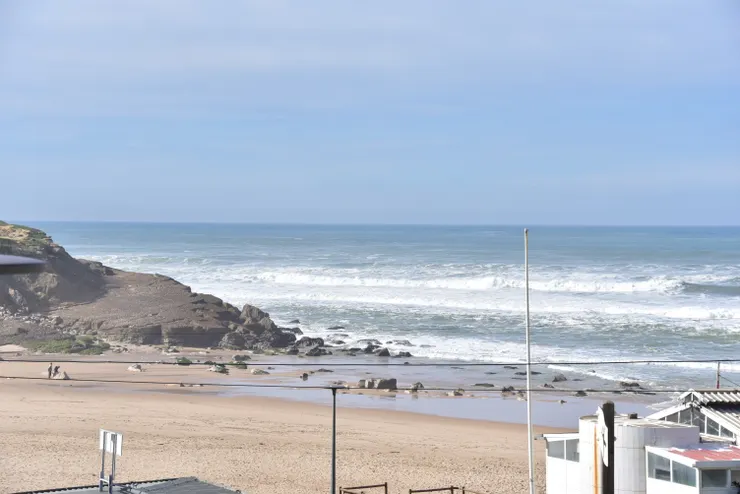 吃完午餐走來附近的沙灘,遊客不多,愜意中帶了點寂寥。