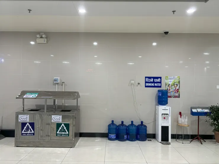 波卡拉機場提供飲用水