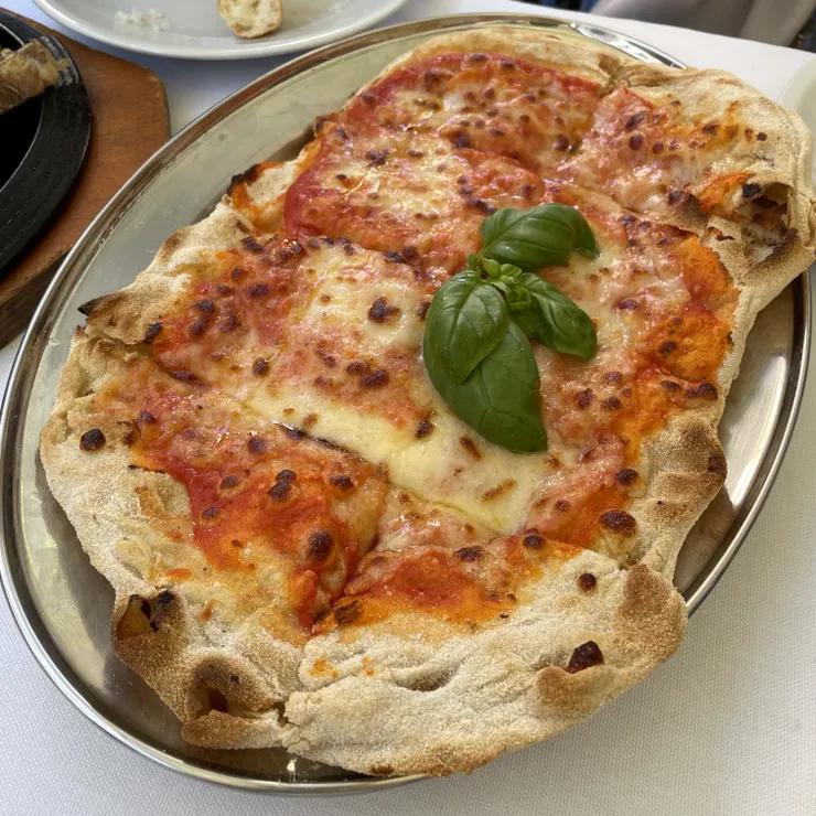 麵團很香，義大利的披薩都很好吃。