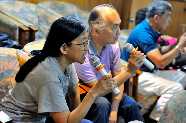 【自美返台探親的潘琛伉儷，力文音樂素養高，聲音好，音準驚人。】