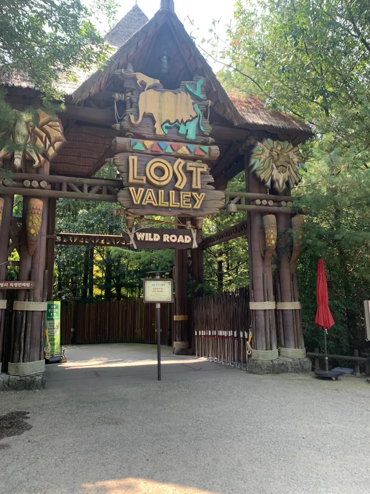 Lost Valley的門口，還要往裡面走一段路。