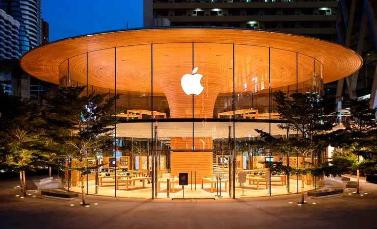 在維持品牌簡潔、高質感品牌定位的同時，根據不同國家設立品牌概念，且針對當地的民情風俗和風格去設計獨一無二的展館。圖片來源:Foster＋ Partners