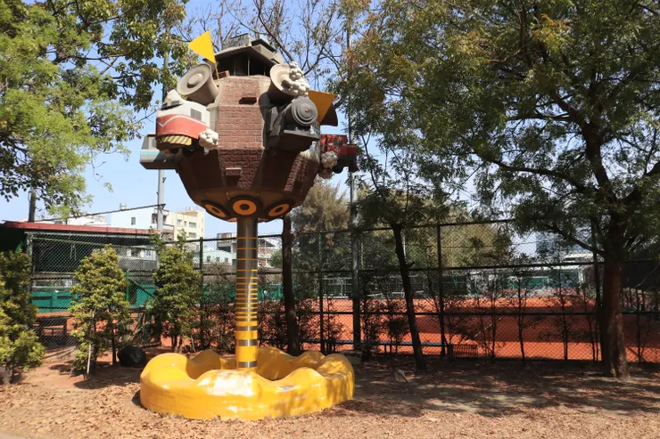 雄中網球場旁的裝置藝術