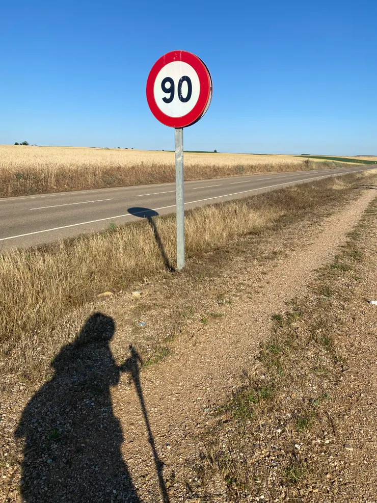 今日沿路走在馬路旁，沒有遮陰。