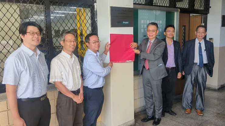 捐贈儀式由寶工Pro'sKit創辦人及董事長張俊英先生,與台北科技大學機械系何昭慶主任, 共同進行揭牌啟用。