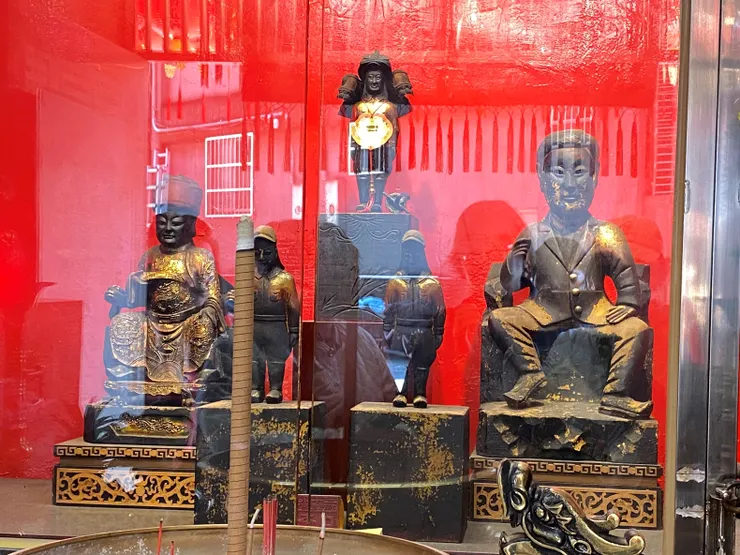 中央為青木少佐的神尊、右方西服為假像