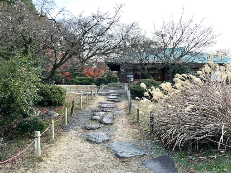 整個庭園秋天感好重，好美