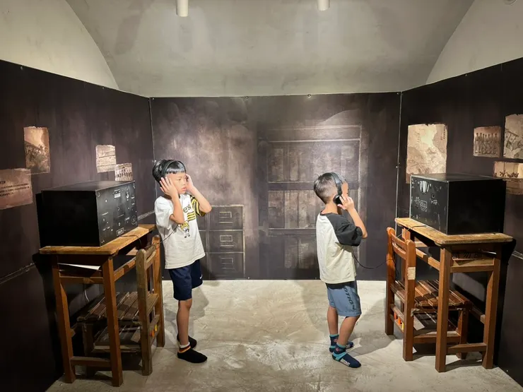 洞內也可以戴上耳機，感受聆聽密碼與情報的感覺