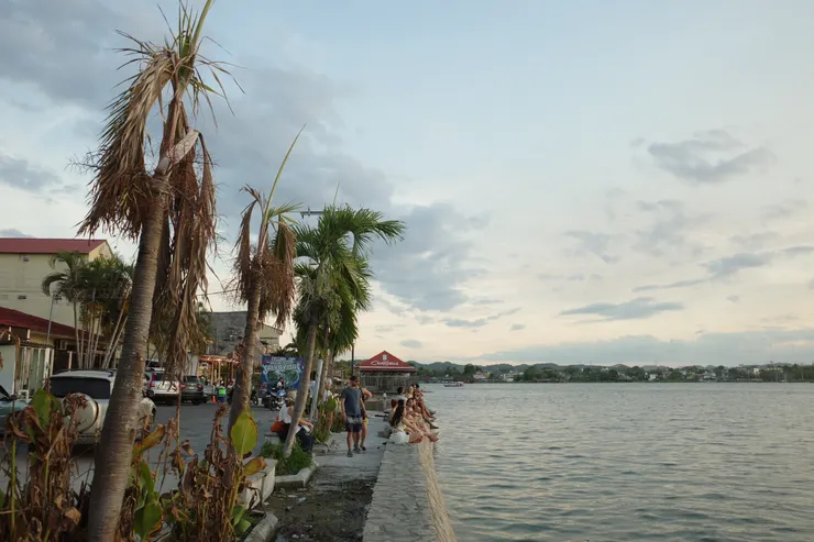 臨近夕陽，很多人就這樣坐在湖岸邊的堤上等待。