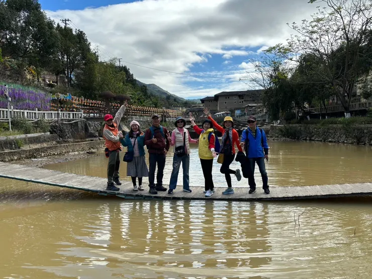 弧形的橋很應景