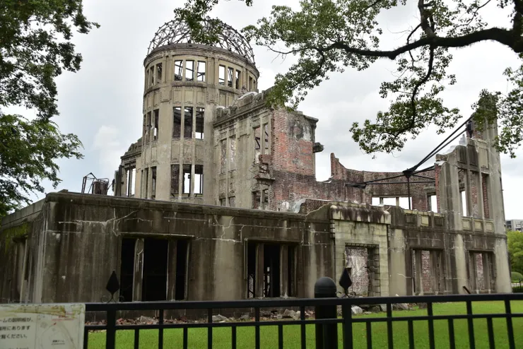 穿過樹後便是遠近馳名的原爆圓頂