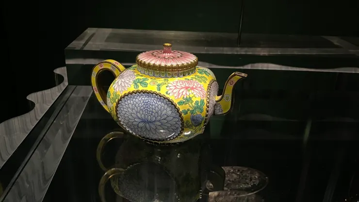 銅胎畫琺瑯菊花紋方壺，清康熙，故宮藏品