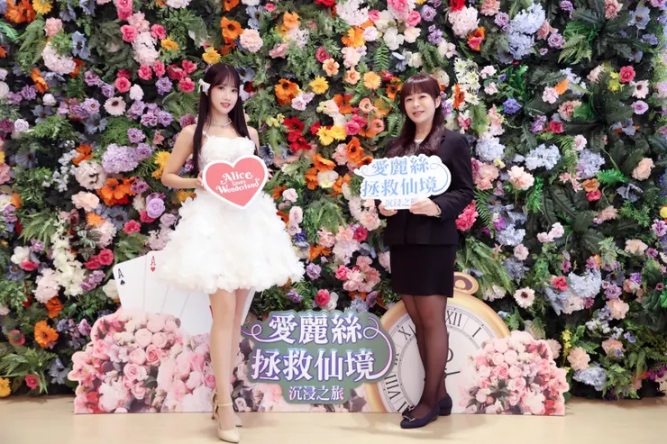 圖左起楊若歆受邀愛麗絲拯救仙境光影互動展一日店長與詠威互動科技營運長韓莉珊合照