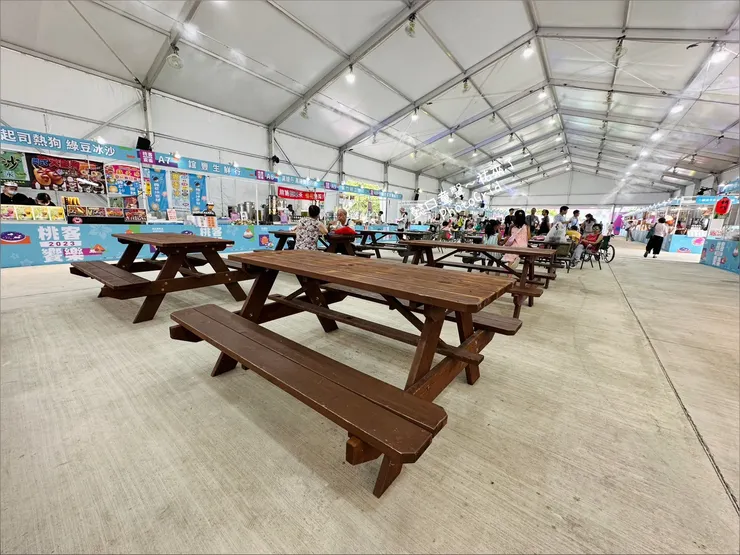 現場有很多長輩都是跟展覽館服務台借出輪椅使用，這裡推行無礙。