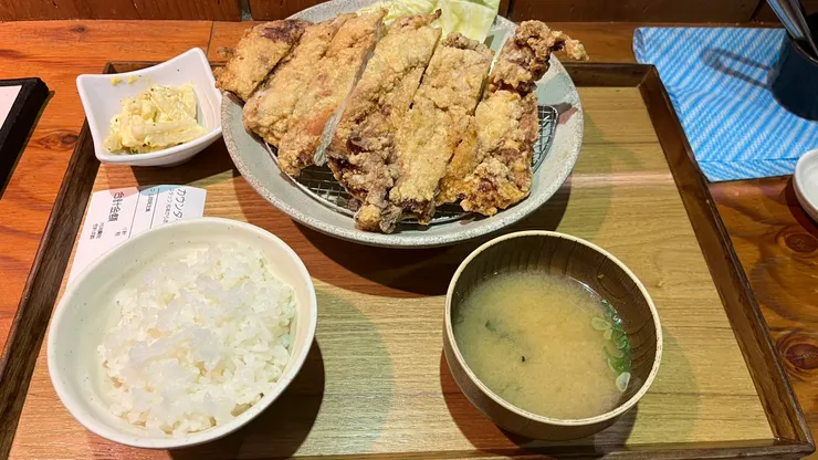 有點類似台灣雞排飯的感覺。