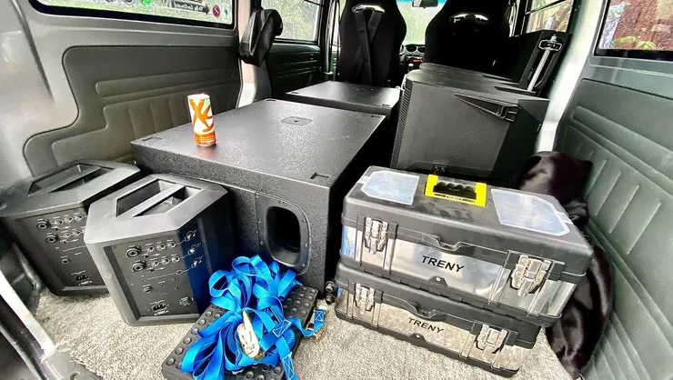 小成車上的器材