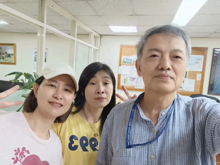 【佩佩慧雯要求合影明日路遠山重!這個......手機鏡頭實在修很大。】