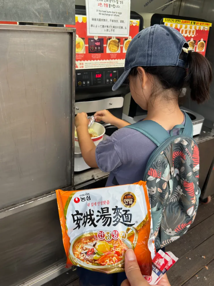 漢江汝矣島公園，煮泡麵啦～ 由女兒當大廚。