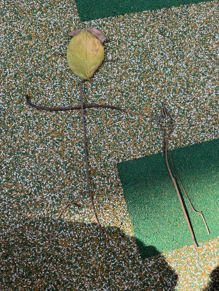 頭戴耳機的人正在煮飯