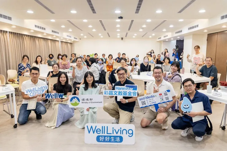 綠影創作獎起跑，邀請永續職人於環境部舉辦永續講座。(一排左起REnato lab創辦人王家祥、台南企業文化藝術基金會執行長林芳如、環境部環境保護司司長徐淑芷、彩晶文教基金會執行長吳翰青、樂檸漢堡創辦人陳永中、樂夢人生執行長邱雅達)