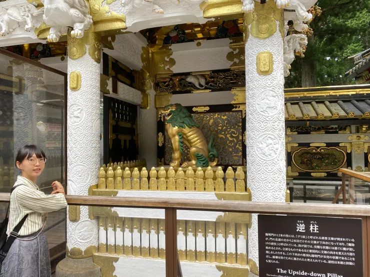 右邊第二根柱子的「螺旋紋」方向與其他柱子相反(花紋是倒過來的),被稱為「魔除逆柱」