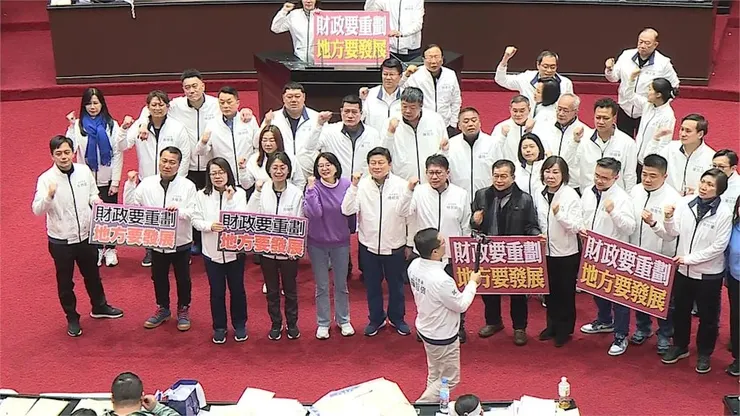 2024年底，由立院國民黨團和民眾黨團聯手推動《財劃法》修法，卻引發台灣財政分配爭議。（圖：民視新聞）
