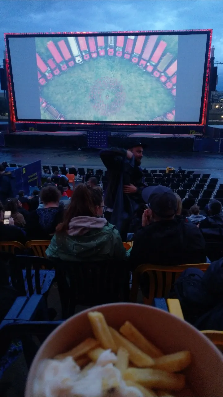 表定晚上九點半開始，但扣掉預告和致詞大概十點開始。