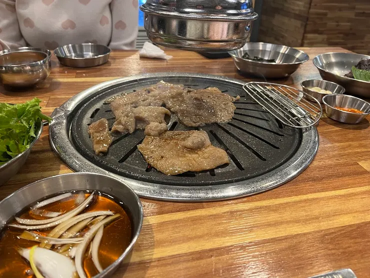 烤熟的豬頸肉！烤好會幫忙放在旁邊架子上瀝油。