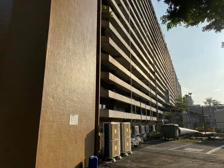 大樓背面也是水平遮陽,兩側收了45度角