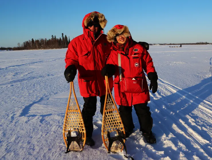 借教練的傳統原住民雪鞋拍照留念
