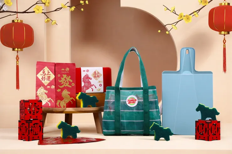 3M百利公關禮盒特別跨界合作，加入Joseph Joseph Chop2Pot輕鬆倒砧板，將3M的高效清潔融合英國居家美學元素。圖/3M提供