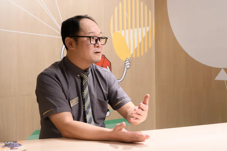 土城金城二餐廳經理陳松文以愛與包容為經營理念，給外籍麥胞「家」的感覺。(圖/業者提供)