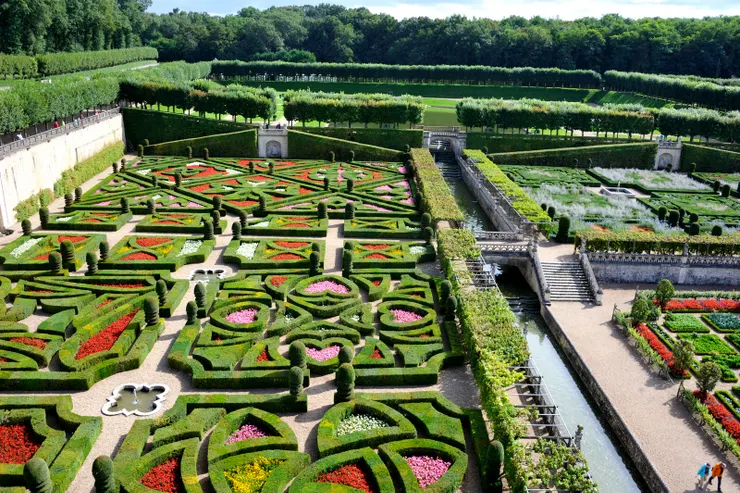 【憑欄俯瞰純粹幾何與對稱的繽紛 樹籬線切割視野又提供憩息涼陰 羅亞爾河水環護城樓兼滋養花木】